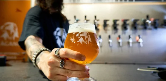 Bere Zaganu - serving a galss